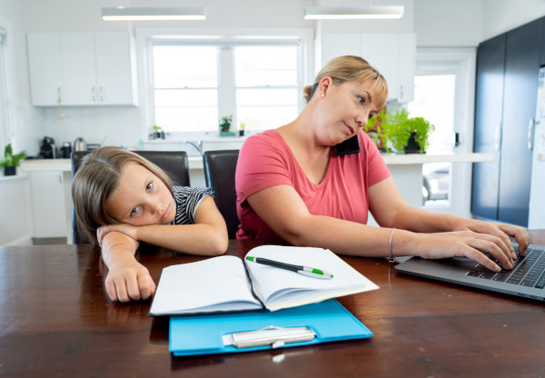 3 предимства, които работещите родители трябва да изискват от работодателите